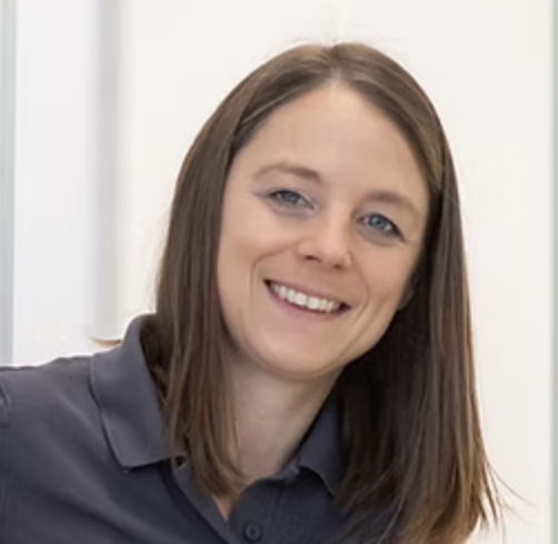 DANIELA FÖLLER Tierärztin mit Schwerpunkt Zahnbehandlungen GPCert(SADen&OS) General Practitioner Certificate Small Animal Dentistry and Oral Surgery