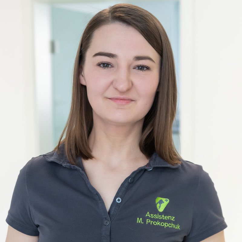 MARYNA PROKOPCHUK, Tierärztin mit Schwerpunkt Chirurgie und Zahnbehandlungen Eine Beratung ist in den Sprachen Deutsch, Ukrainisch und Russisch möglich.